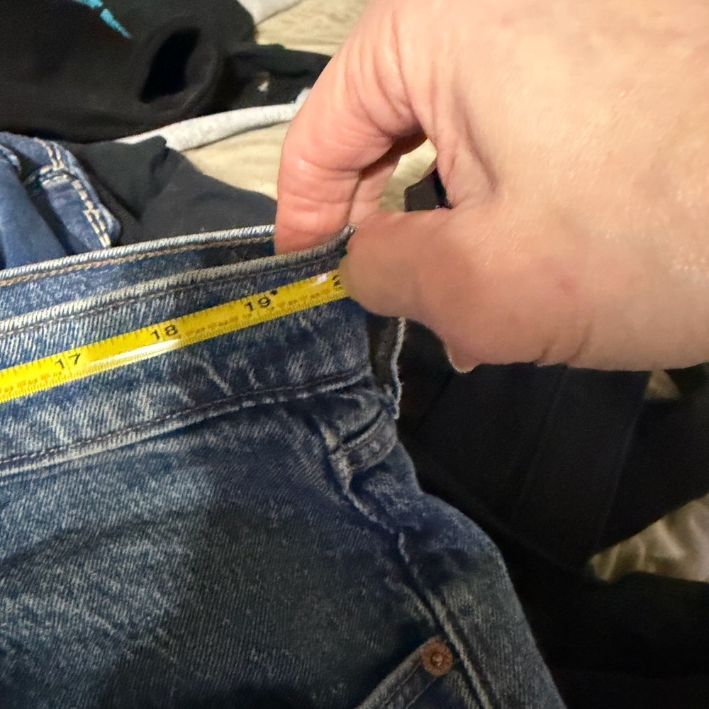 Old Navy Mid-Rise Slouchy Straight Leg Jeans - Picture 4 of 8